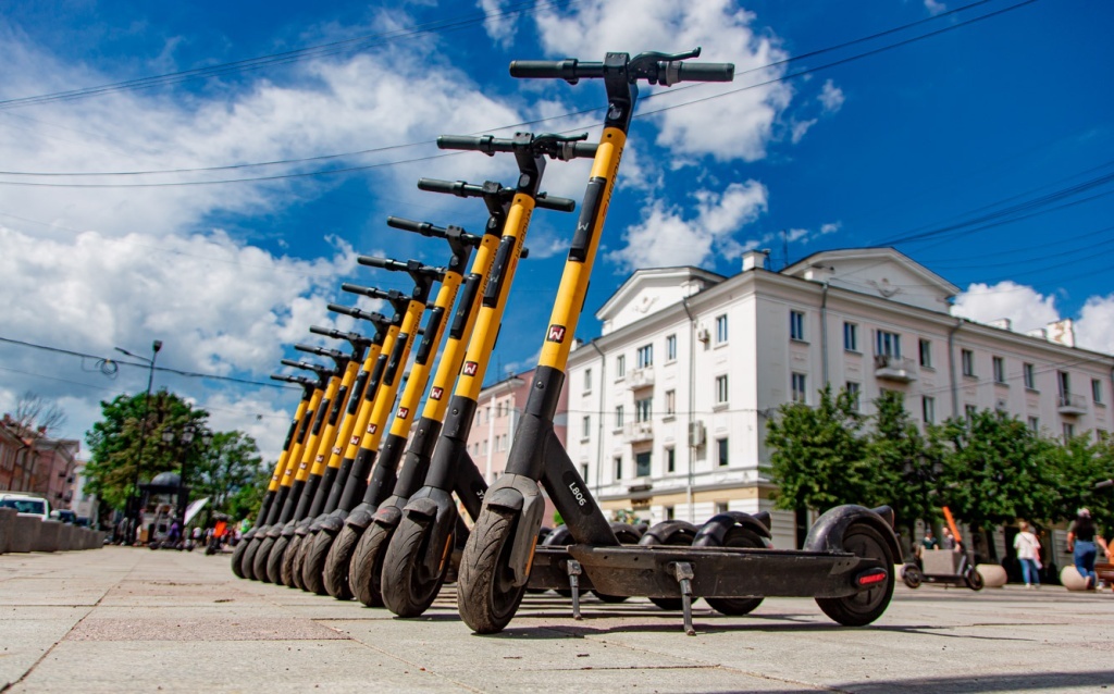 На улицах Твери вновь появились самокаты
