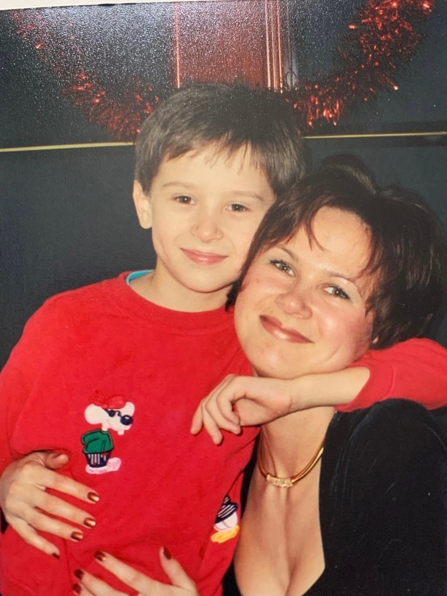 А тебя устраивает жизнь в ожидании, в мучительной ревности? Жизнь, которую ты не проживаешь, а держишь на паузе? Счастливая жизнь в мгновениях, когда он рядом, и полная несчастья, когда он уходит. Ты не устала от этих бесконечных качелей? Я молча уехала домой.
А вечером Дима приехал с чемоданом!