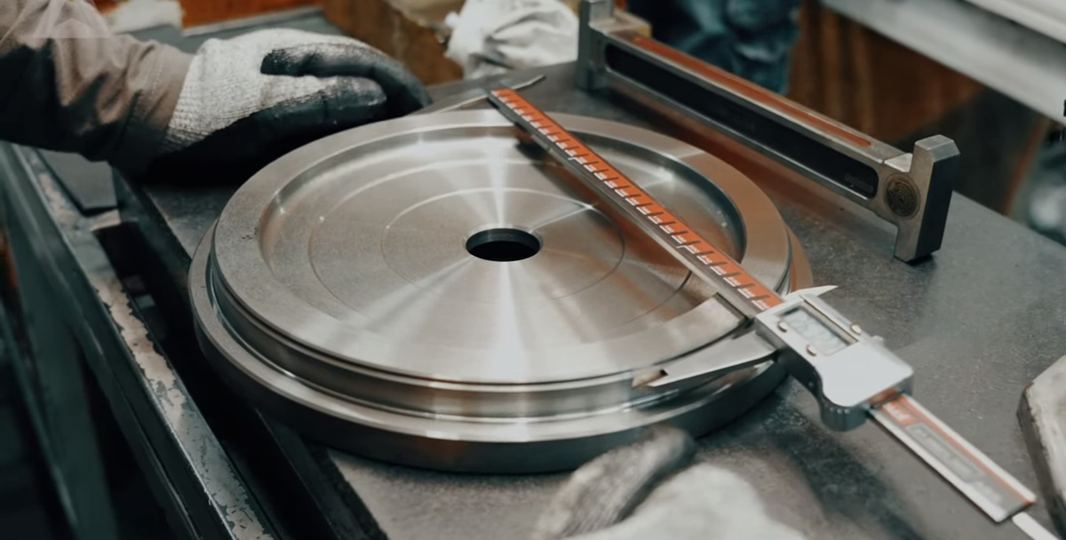 Многоступенчатая проверка маховика на биение. Источник: НПК АВТОПРИБОР.