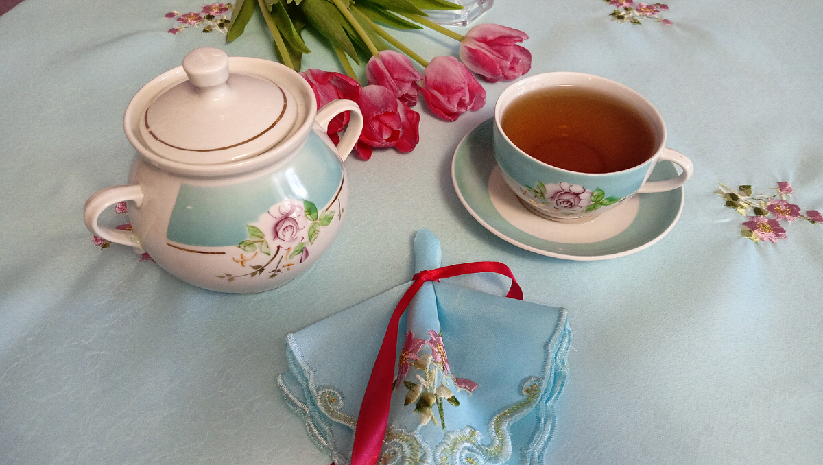 Шарм ушедшей эпохи в посудном подарке. Фото автора 