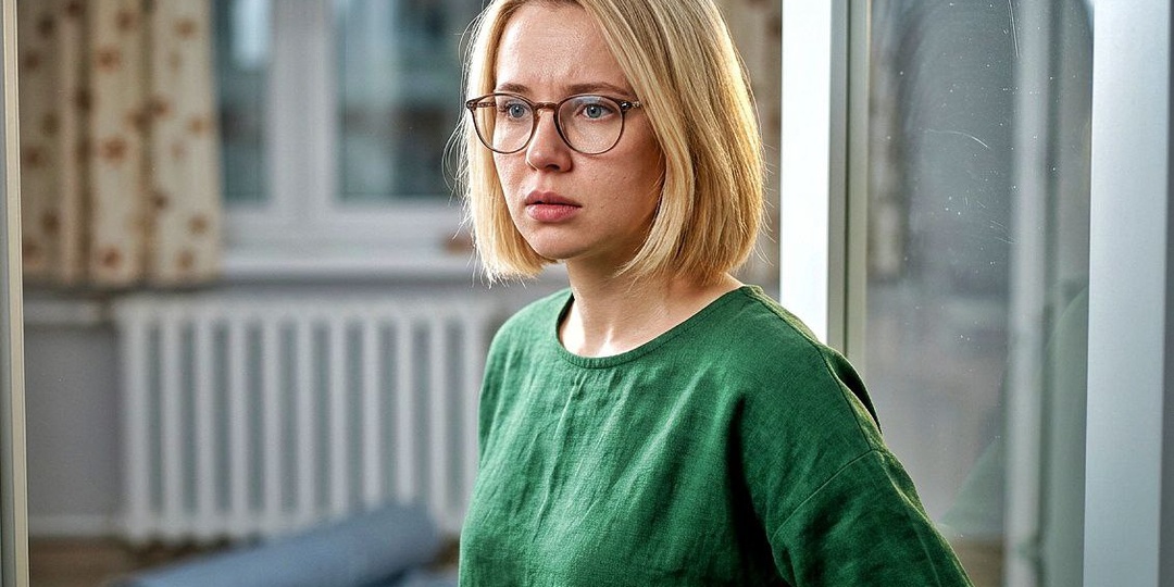 Вернувшись домой, Валя замерла - свекровь выкидывала её вещи