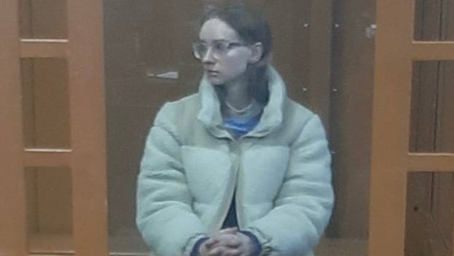    Отправленная под арест и позже признанная экстремистом обвиняемая в поджоге пункта "Спасём Донбасс" в Петербурге. Автор фото: Объединённая пресс-служба судов Петербурга