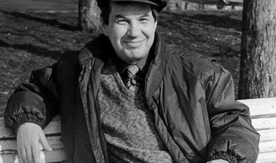 Сломанная жизнь народного гения: почему Бурков не играл героев и погиб из-за книжного шкафа