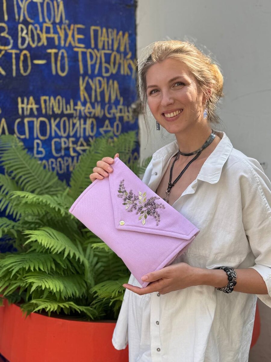 Настя - основатель бренда «Генералова.Шьёт», продукт: органайзер для многоразовых средств гигиены, в коллаборации с домом авторской вышивки «Маняво», 2025 год (материалы: джинса, польский хлопок, японский бисер)