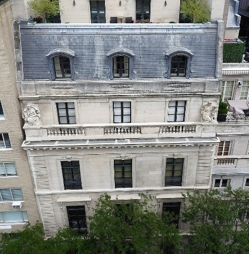 Тот самый особняк (источник - https://en.wikipedia.org/wiki/Herbert_N._Straus_House#/media/File:9E71_from_Frick_01_jeh.jpg)