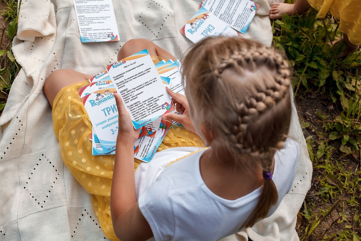 Карточкис играми по системе ТРИЗ (позирует Злата) 