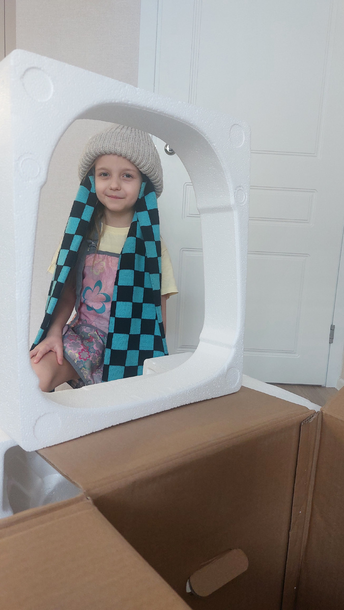 На этой фотографии Ульяшка  соорудила себе подводную лодку, а фартук - это спасательный жилет. Шарф- это крылья))). Здорово же, когда ребенок из ничего может придумать себе игру). И этот навык можно развить). 