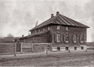 Дом №15 на перекрёстке Сенной и Лавровской улиц. Фото 1910 гг. За углом дома виден Медный пруд.