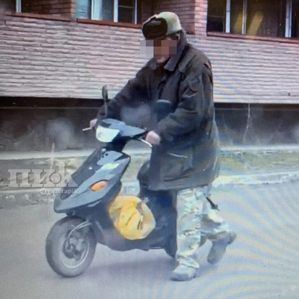    Почти как в кино «Джентльмены удачи». На фото тот самый скутер и тот самый рецидивист. Евгения Чеботарёва