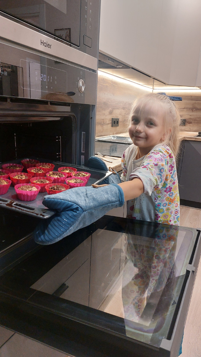 Фото для привлечения вашего внимания. Речь не о готовке, а о играх, в которые вы можете поиграть с ребенком прямо на вашей кухне! На фото Ульяна, 7 лет и она обожает стряпать!!!