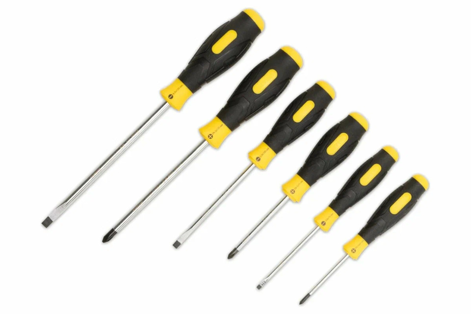 Совет: берите отвёртки с магнитным наконечником, чтобы винты не падали в недра торпедо