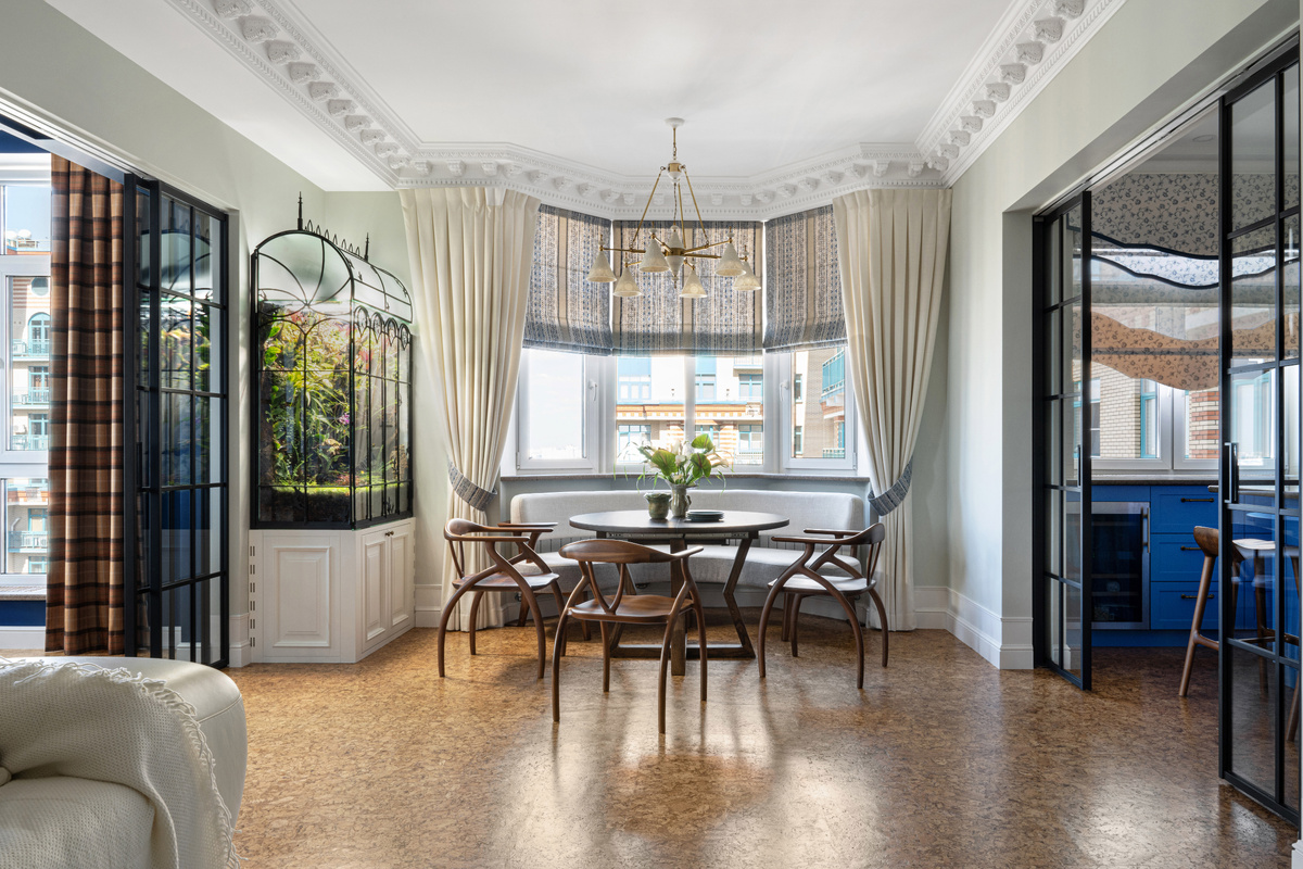 Изюминка столовой — уникальный, полностью автономный флорариум, управляемый системой «умный дом». В нем хозяева выращивают редкие растения, которые не растут в средней полосе. 