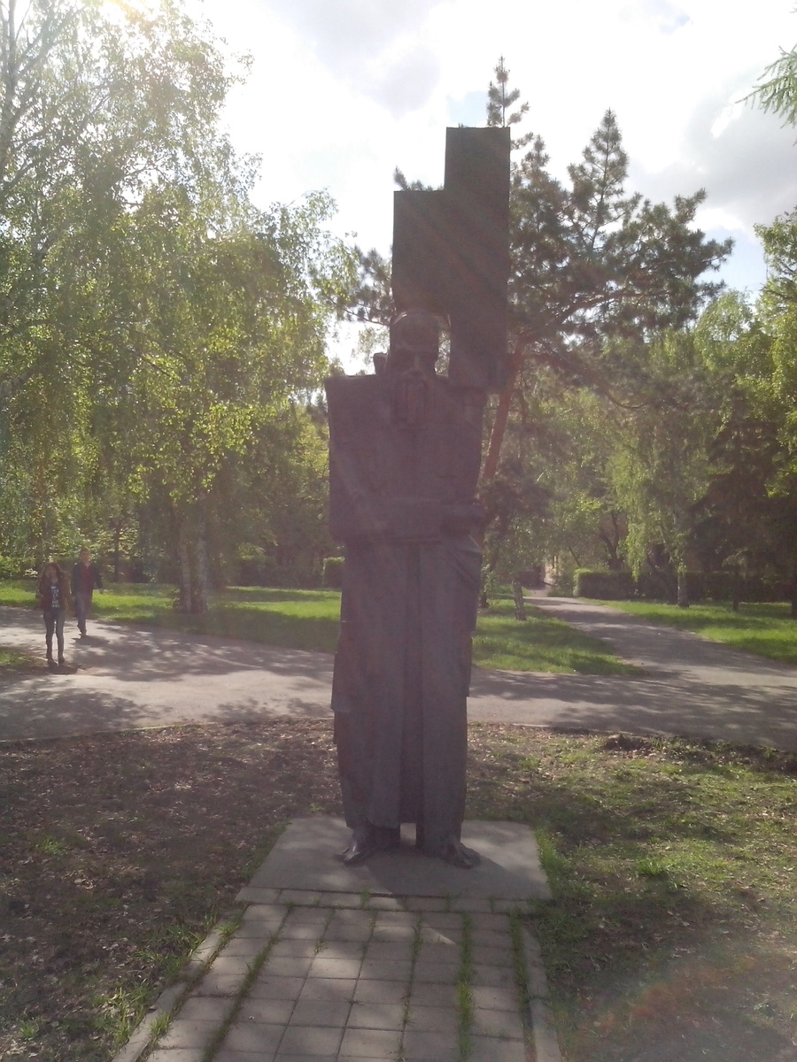 Омск, 2015. Мне очень нравится это фото. Я его называю "на Достоевского снизошло озарение" Официальное название - Памятник Ф.М. Достоевскому ("Крест несущий")