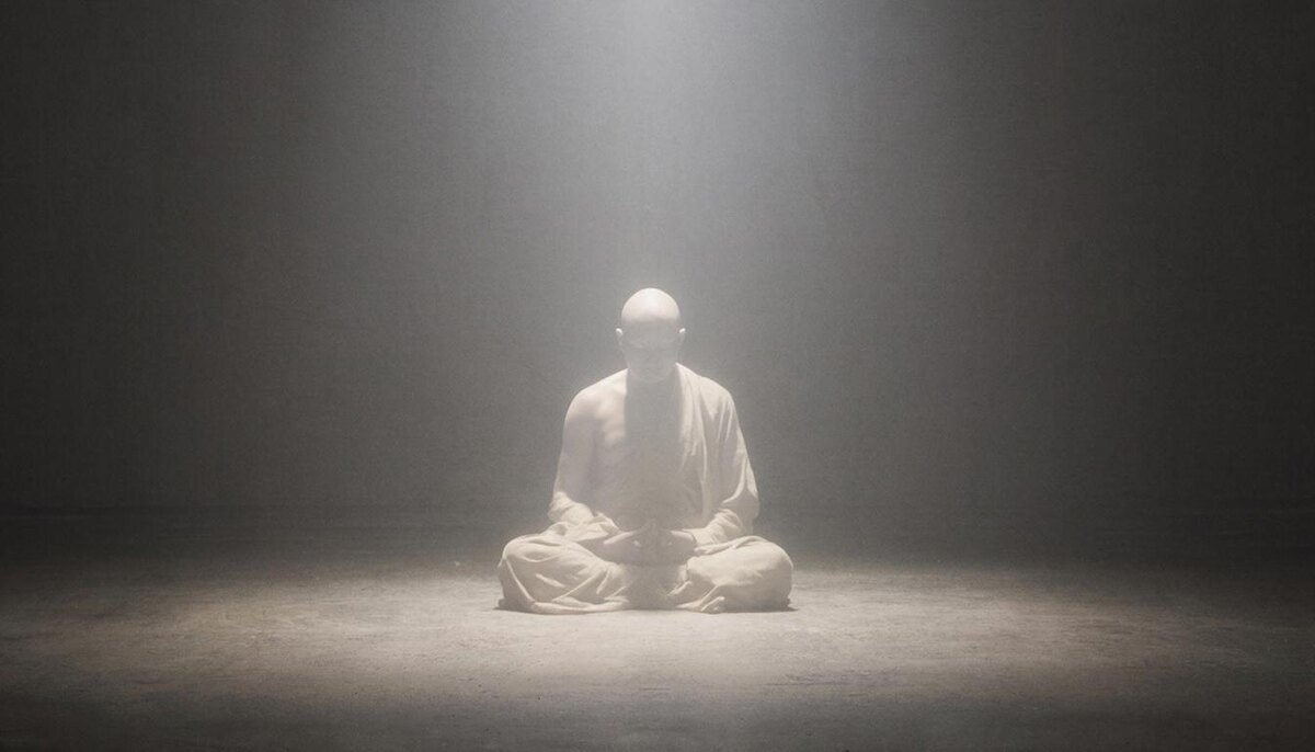 Сатори – неожиданный прорыв, когда исчезает двойственность субъекта и объекта, внутреннего и внешнего. Юнг видел в этом замену узкого Эго на более широкую Самость. Монах тает в свете, и где граница между ним и миром – уже непонятно.