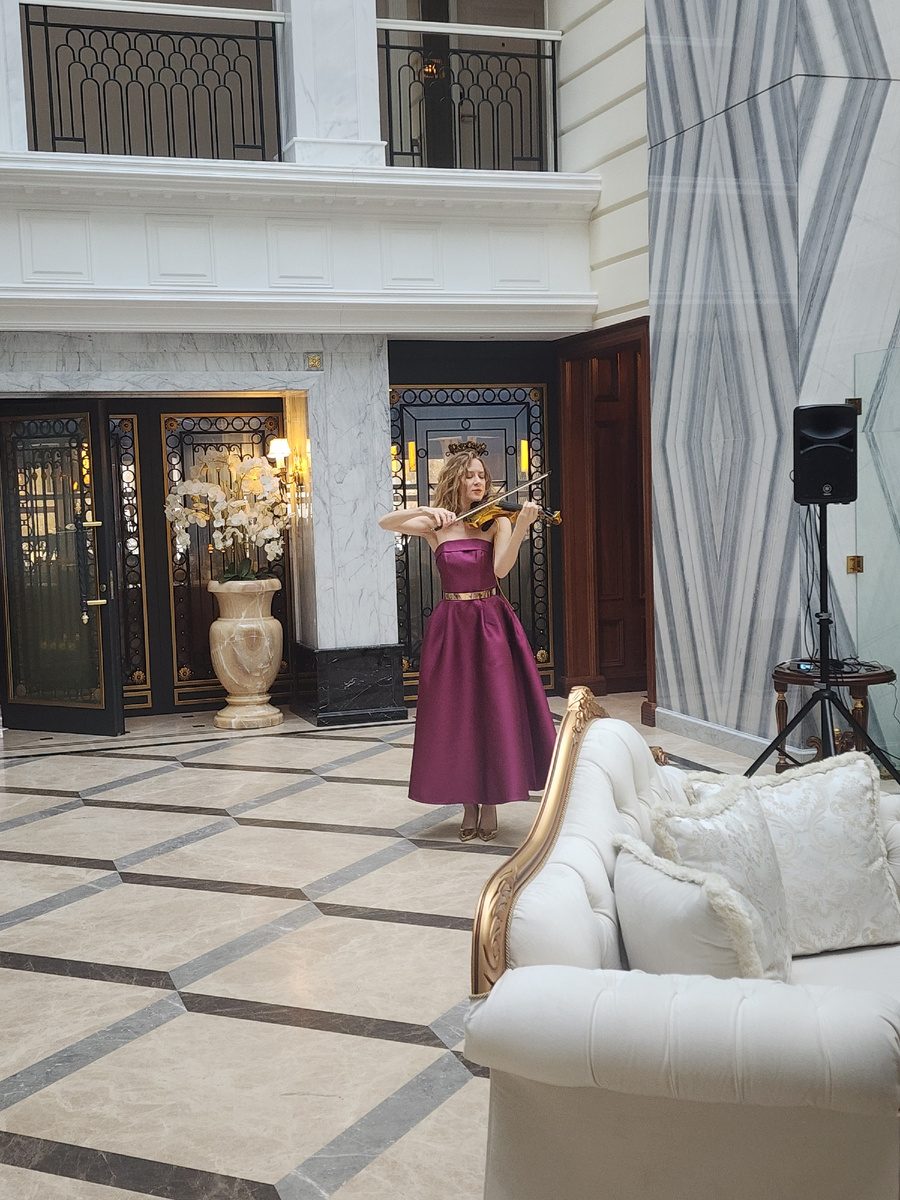 В атриуме играла живая музыка в честь праздника