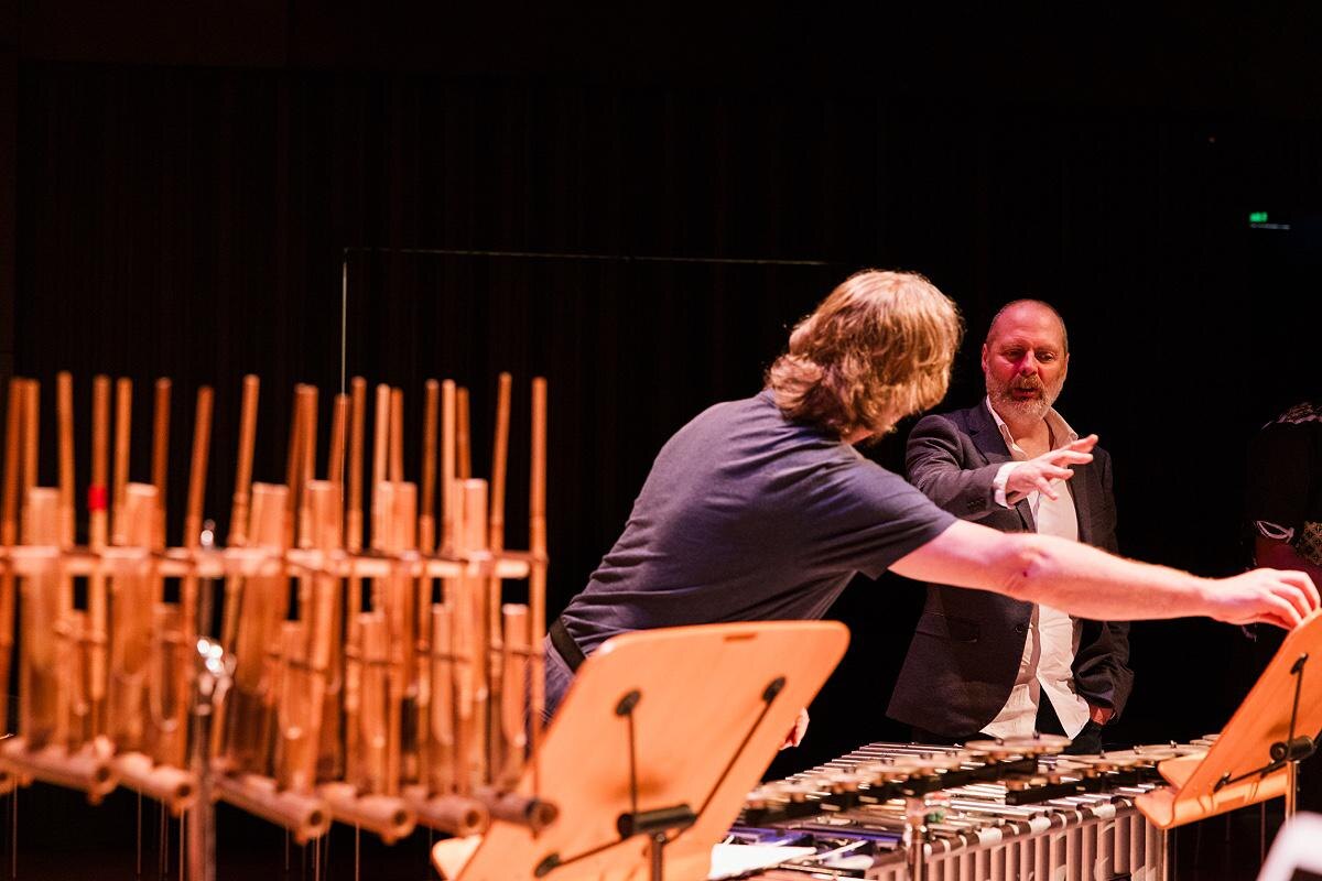 Lauren Murphy / пресс-служба фестиваля «Lостинг»📷Брин Харрисон c перкуссионистом Питером Невиллом из австралийского ансамбля современной музыки ELISION ensemble во время репетиции пьесы Double Labyrinth after Richard Dunn