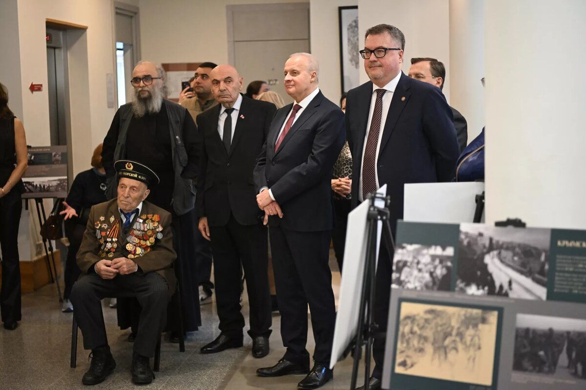 Пос Сергей Копыркин и глава Россотрудничества Вадим Фефилов © Sputnik