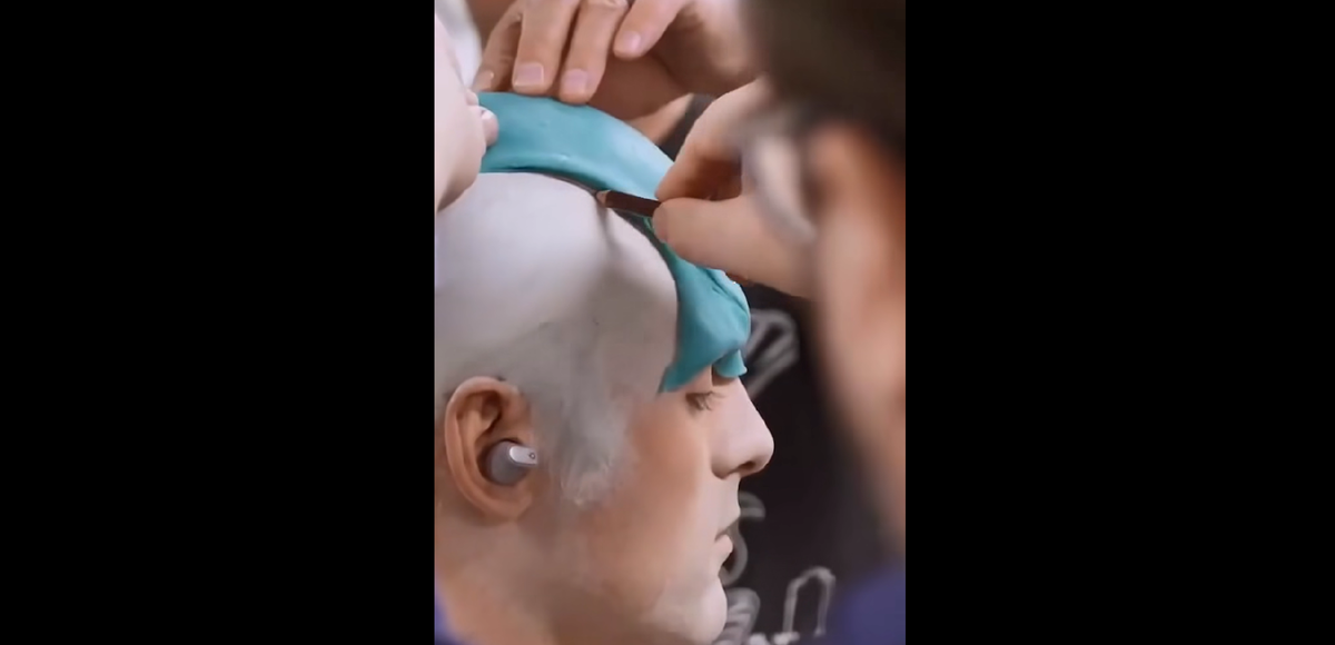 Процесс нанесения грима Джейкобу Эл