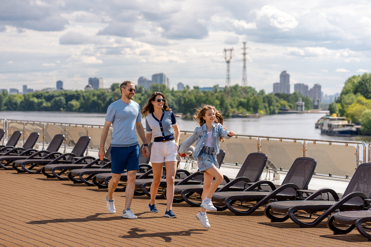 На солнечной палубе теплохода «Мустай Карим»