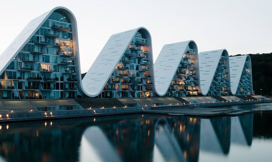 В датском городе Вайле стоит жилой комплекс, который выглядит как... застывшая морская волна