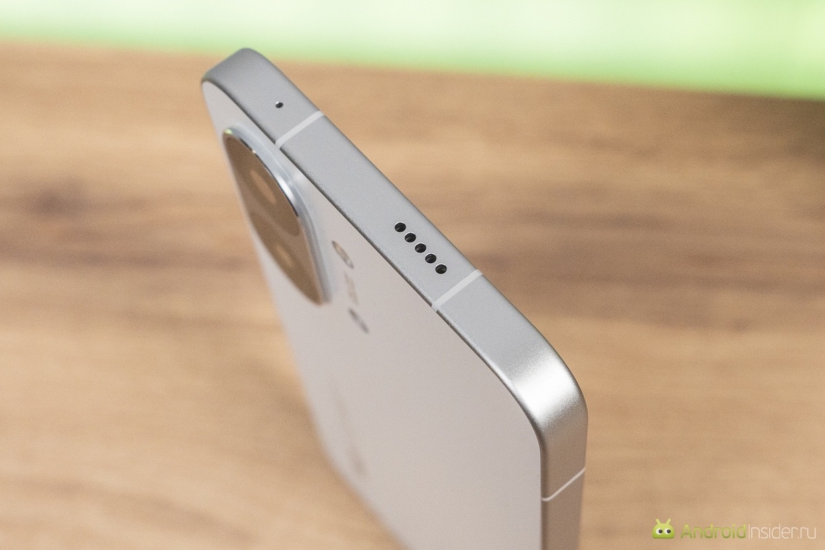    Только новый динамик идеально чистый. Пару раз положи его в карман и ситуация может изменить радикально.