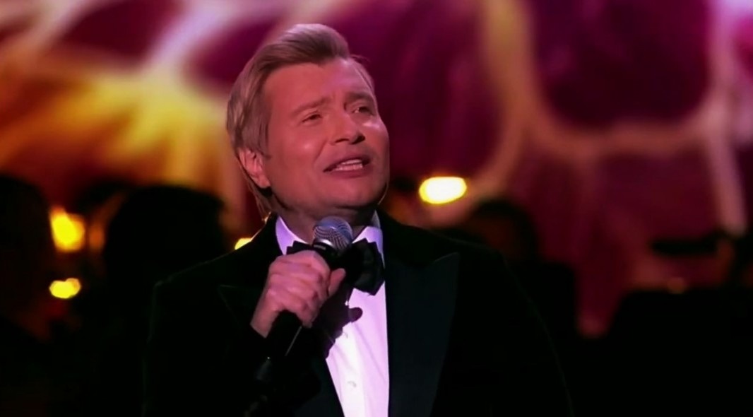 В какой-то момент начинаешь ловить себя на мысли, что переключаешь канал - а он там снова.
