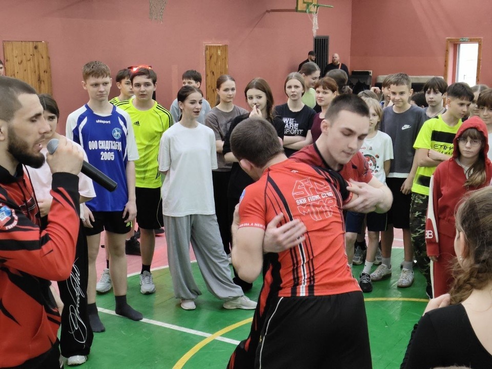    В зале учебного корпуса "Интеллект" ростовские спортсмены провели мастер-класс для детей Александра АНТОНОВА