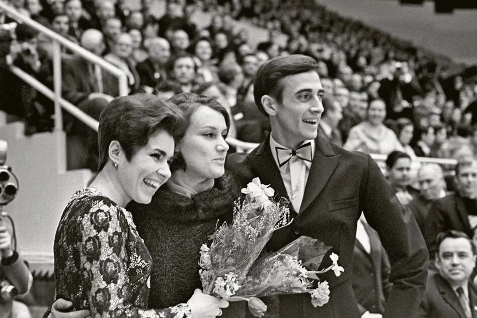 Людмила Пахомова и Александр Горшков радом с тренером Еленой Чайковской. Фото из сети