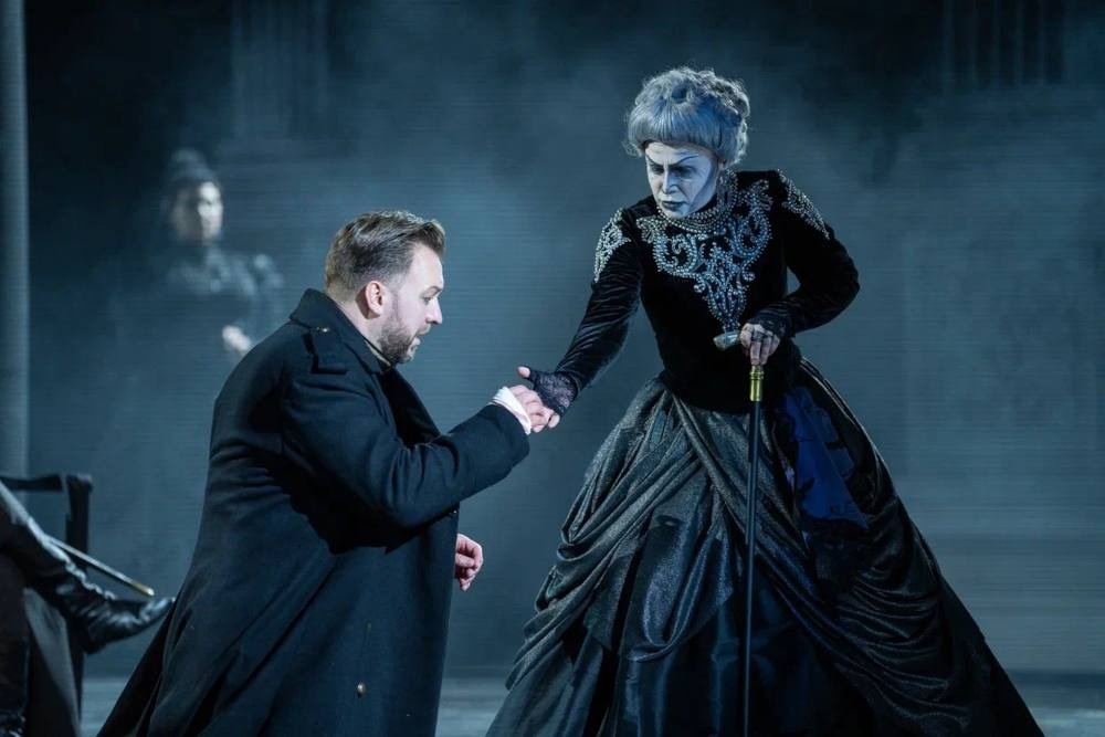    Здесь не Герман, а Пиковая дама, как гостья из загробного мира, манипулирует всеми героями этой истории. / Евгений Полонский / Астраханский театр оперы и балета