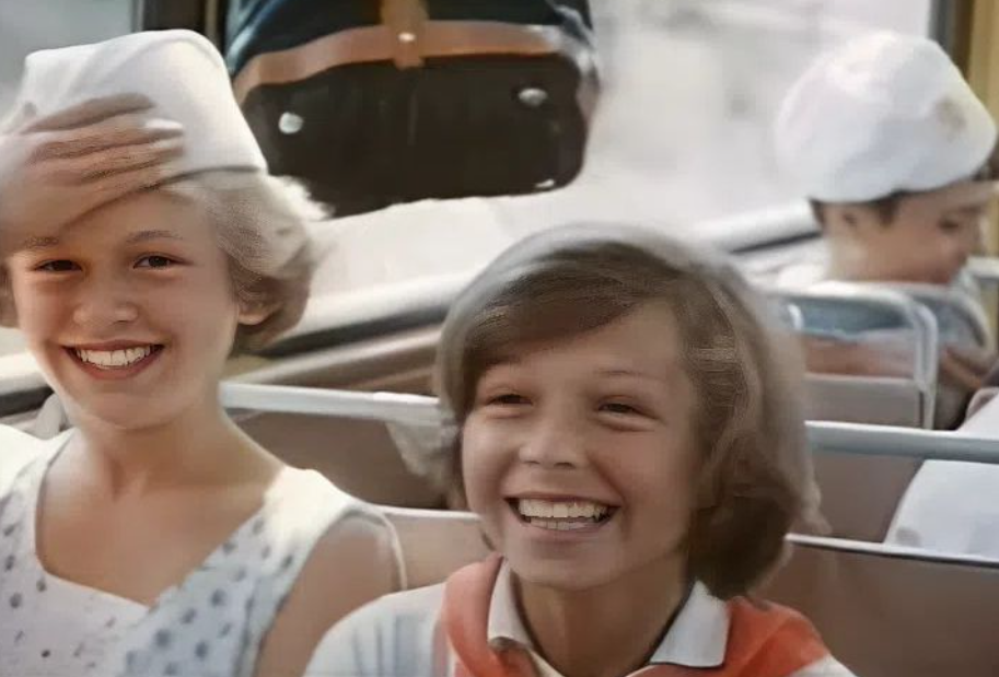 Елена Аржаник (справа) в фильме «Пятёрка за лето»