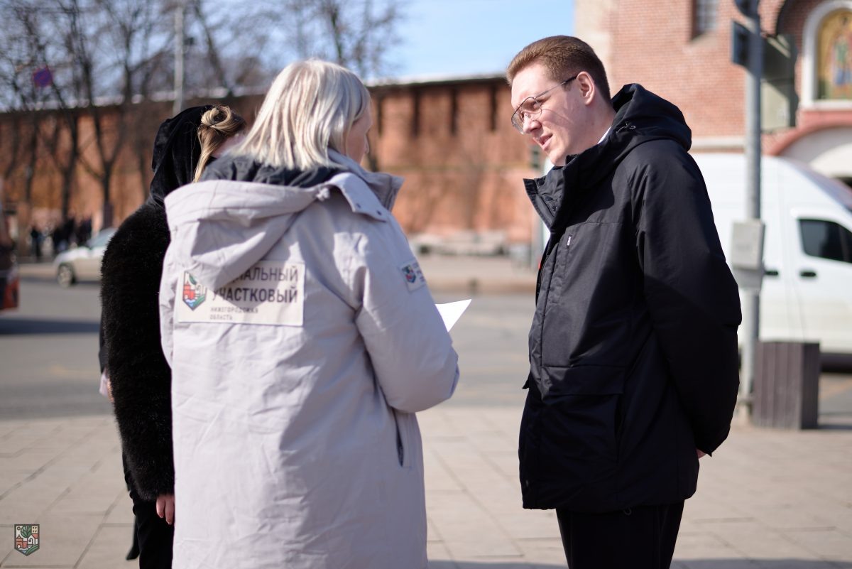    В центре города активисты собрались на площади Минина и Пожарского