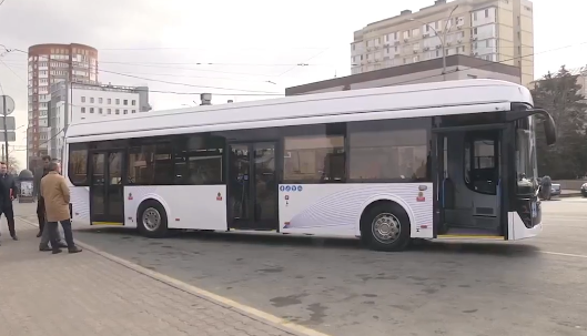 В тестовом режиме: мэр Ростова проехал по городу на новом электробусе