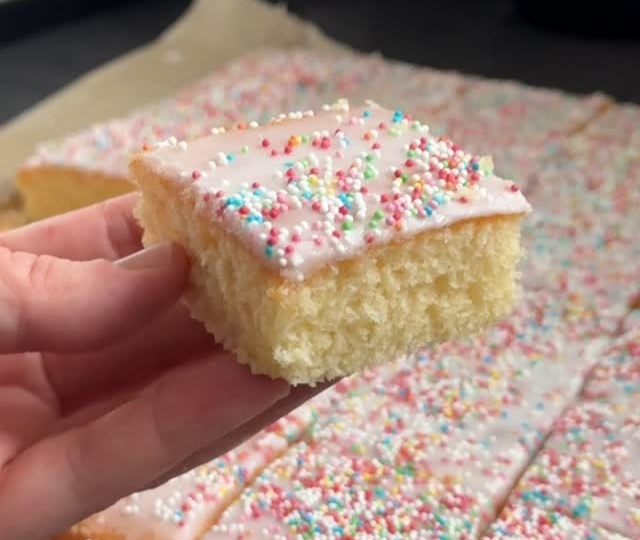 Все готовят на Пасху куличи... а я пеку бисквитный пирог с "Фантой"