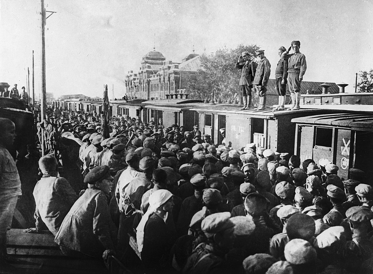     Торжественные проводы бойцов Красной Армии на польский фронт / РИА Новости