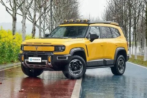 Этой зимой марка Changan решила сломать традицию пресс-туров в Китай. До сих пор журналистов жалели — возили в места теплые и цивилизованные. А нас повезли на север, в регион Внутренняя Монголия. Здесь, в местечке Якеши, расположен огромный полигон, где все основные китайские автоконцерны тестируют свои машины. В дни нашего пребывания тут было минус 30 градусов. На открытой местности добавляется ветер, и по ощущениям температура становится еще градусов на 10-12 ниже. И это норма для здешних мест. После такого сложно упрекнуть китайские машины в неподготовленности к российскому климату.