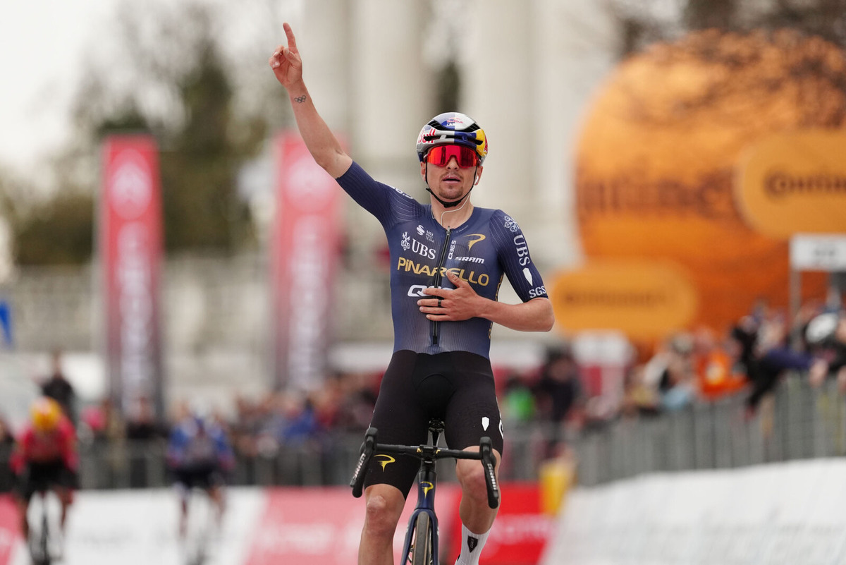    Том Пидкок на финише Милан — Турин 2026 года