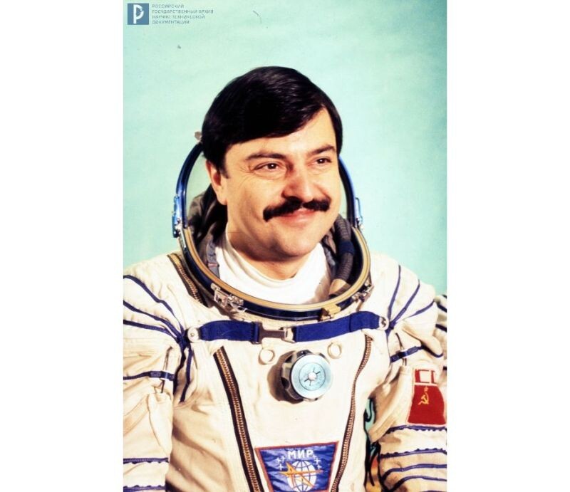 Космонавт М.Х. Манаров в скафандре (портрет).1987 г. РГАНТД. Арх. № Д0-1870 цв.