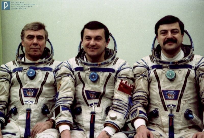 Экипаж КК «Союз ТМ-4» – космонавты В.Г. Титов, М.Х. Манаров и А.С. Левченко (в скафандрах) перед тренировкой в ЦПК имени Ю.А. Гагарина (групповой портрет). 1987 г. РГАНТД. Арх. № 0-6138 цв.