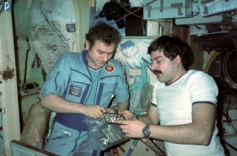 А.П. Александров, М.Х. Манаров за игрой в шахматы в часы досуга на борту орбитального комплекса «Мир». 1987 г. РГАНТД. Арх. № 1-4728 цв.
