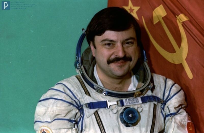 Бортинженер космического корабля «Союз ТМ-11» космонавт М.Х. Манаров в скафандре (портрет). 1990 г. РГАНТД. Арх. № 0-8141 цв.