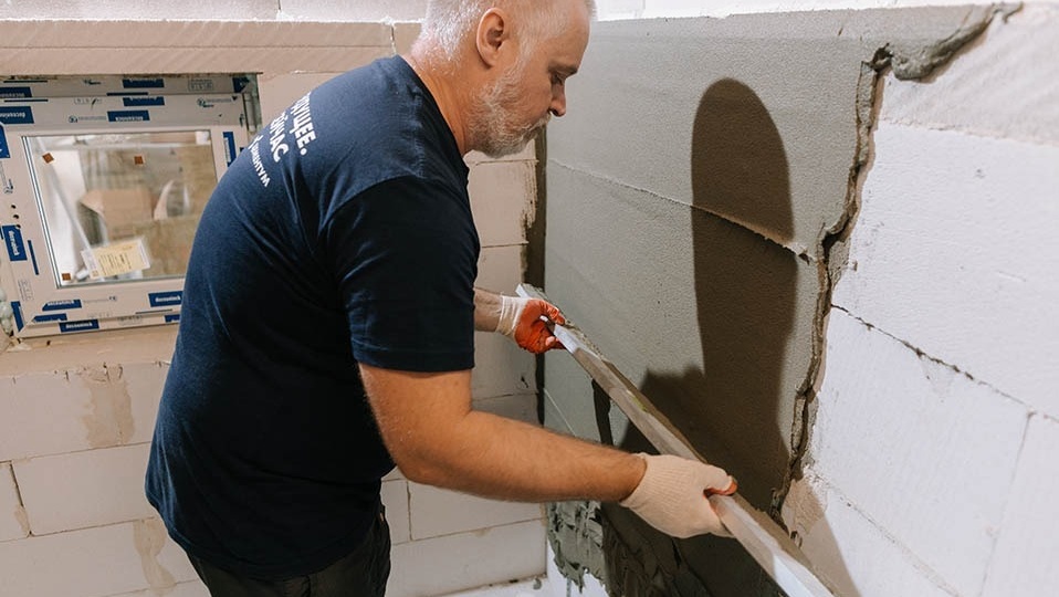 Какую штукатурку брать: простое сравнение гипса и цемента