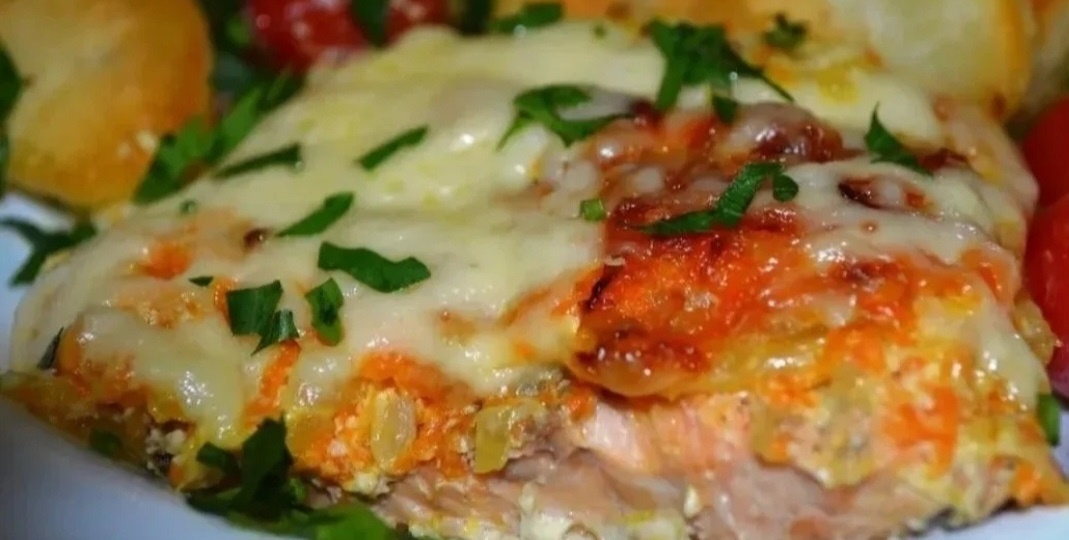 Горбуша, запечённая с помидорами и луком