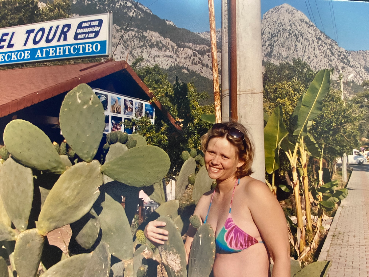 Сначала обняла этот кактус-зря! Потом снимала с себя колючки))