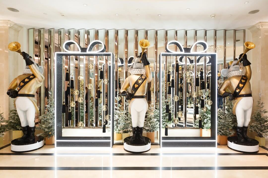 Бутафорские фигуры к новогоднему оформлению Four Seasons Hotel Moscow