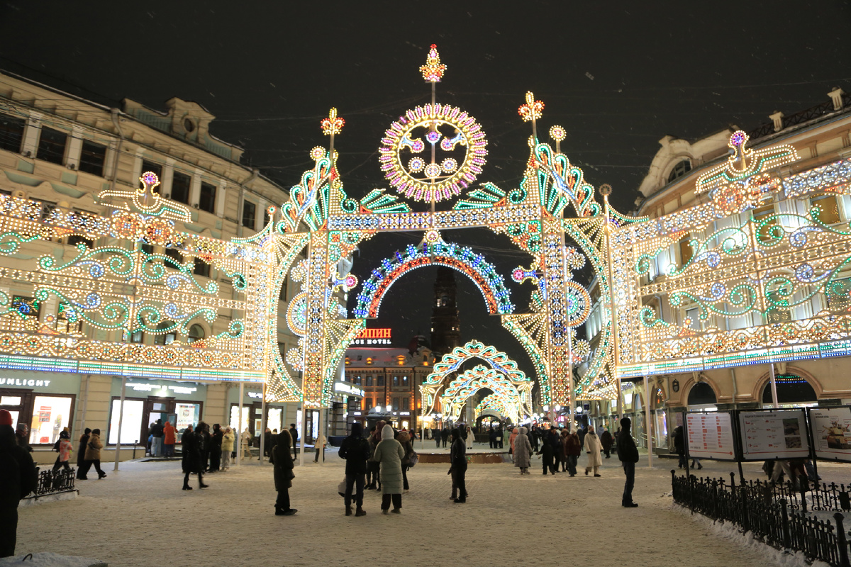 Вечером на улицах новогодней Казани гуляющих было больше, чем днём. Фото автора