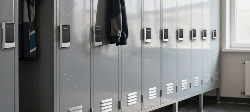 Металлические шкафчики в раздевалке с установленными электронными замками на дверцах