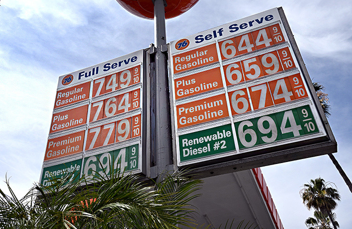    Цены за галлон (около 4 литров) на АЗС в Калифорнии.Sipa USA/ТАСС