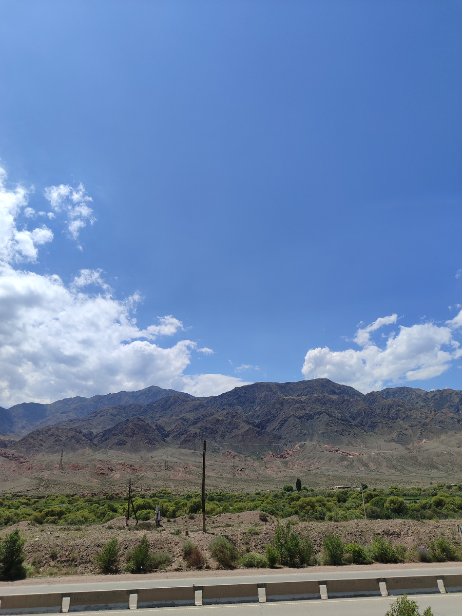 Прощаться с киргизскими горами было немного печально. Зато впереди - степь Казахстана на всëм пути до границы с Узбекистаном, по которой очень здорово мчаться в лунную ночь. Ещë увидимся, горы! 