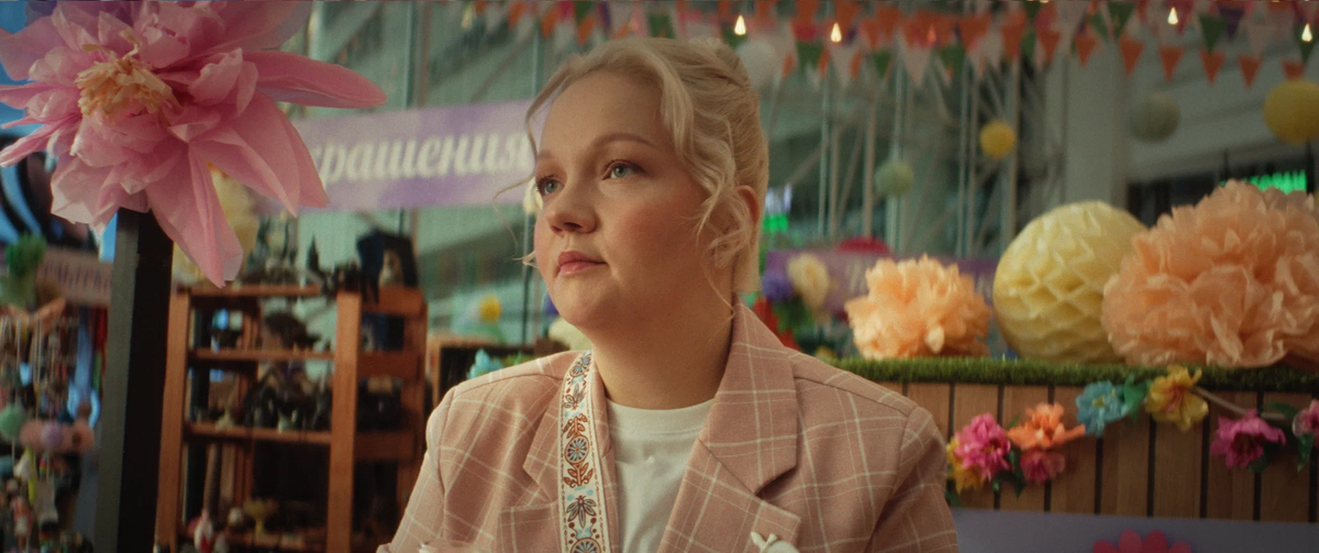 Кадр из фильма "Тюльпаны" 2026 года.