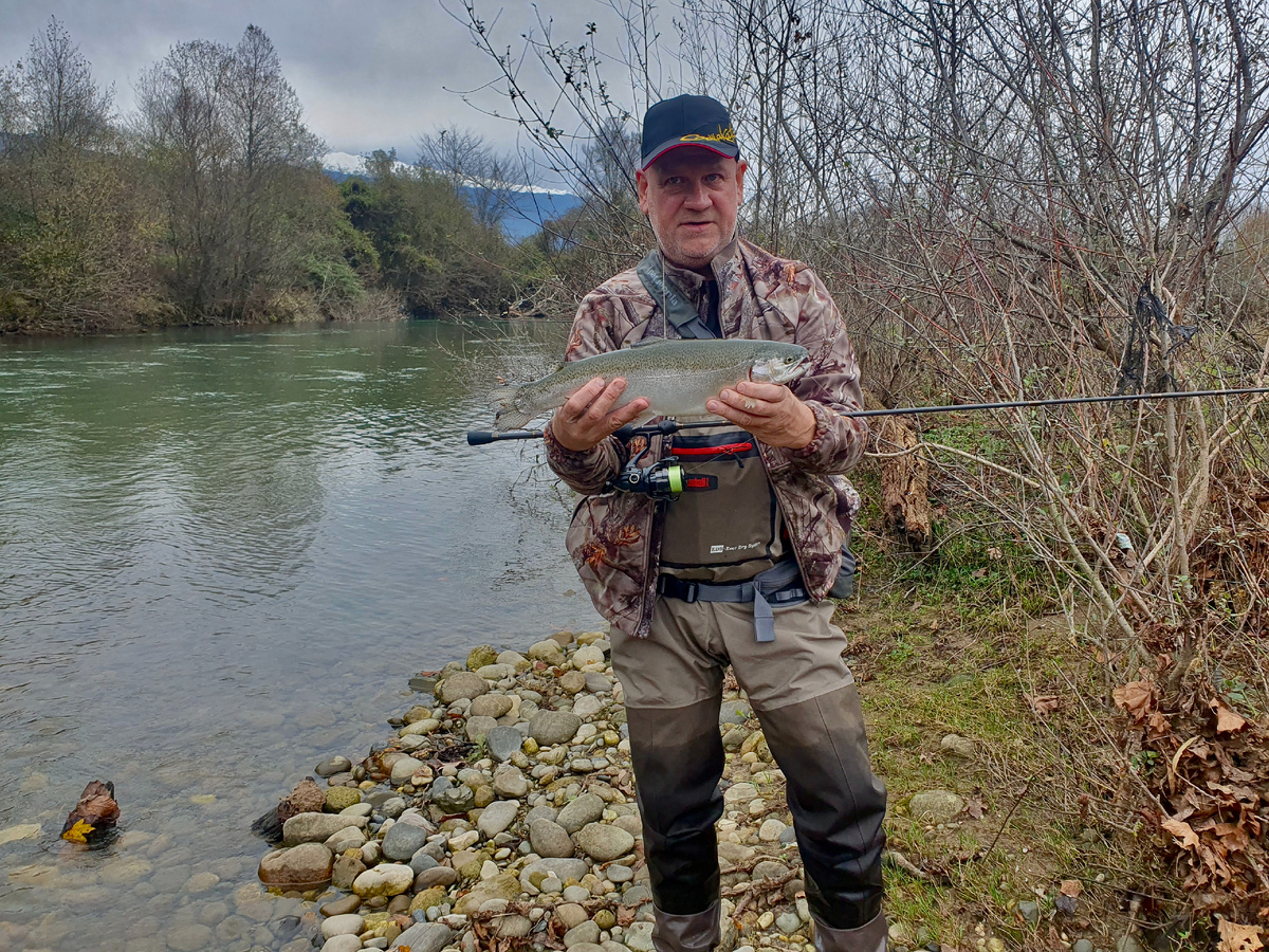 Сергей Давыдович – опытный сочинский спиннингист со своим трофеем.